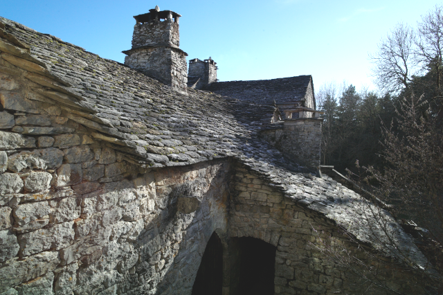 Toiture en lauzes du gîte du Bétonès