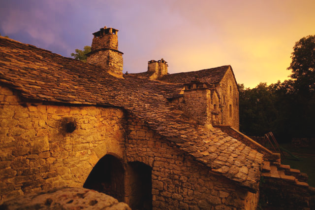 Coucher de soleil sur le gîte du Bétonès